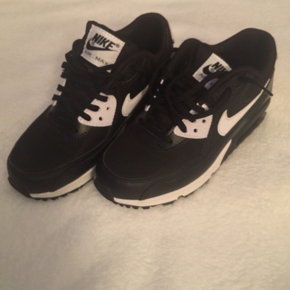 Nike Women's Black and White Sneakers - Classic Air Max Style